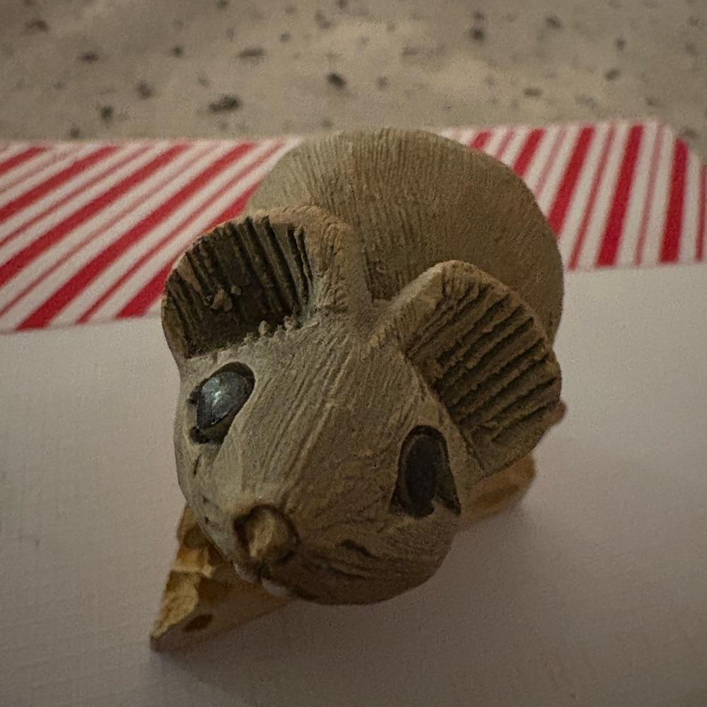 Preloved artesian Rinconada mouse on cheese sculpture - Picture 4 of 6